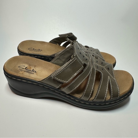 Clarks Bendable Womens Sandals Wedge Slip On Metallic Strappy Leather 8.5 XW - Picture 4 of 12